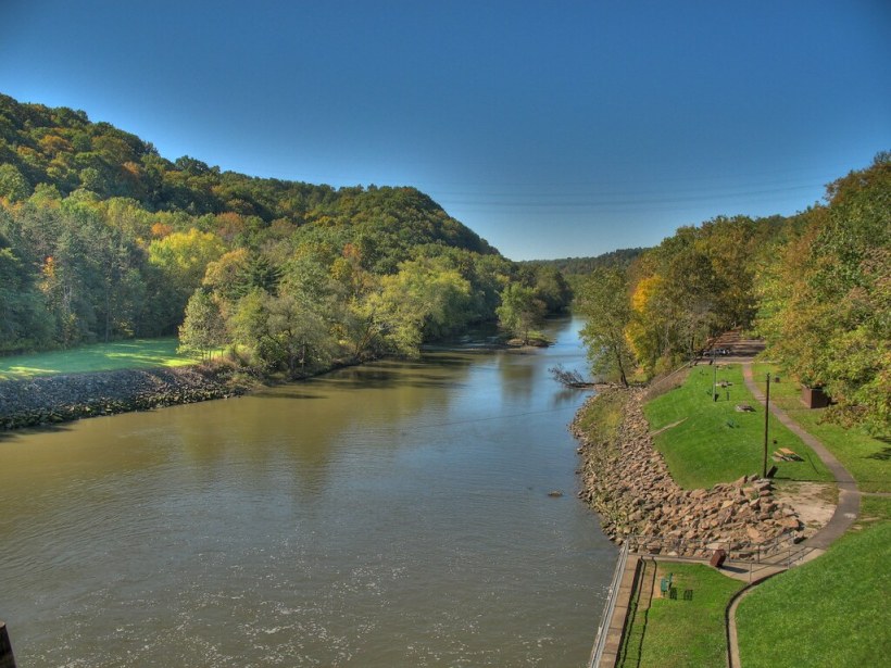 photo of Dover Dam on the Tuscarawas River in New Philadelphia